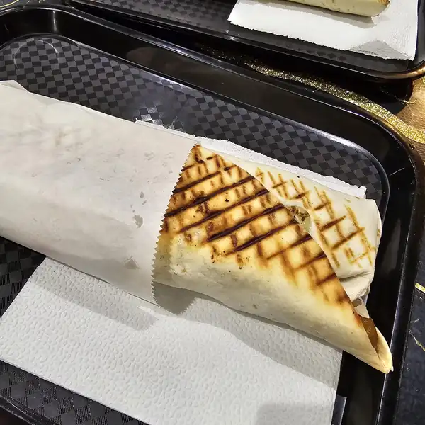Zawinięty dürüm z grillowanym lawaszem