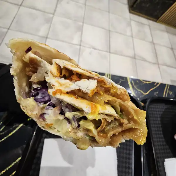 Pita z mięsem, kapustą i sosem