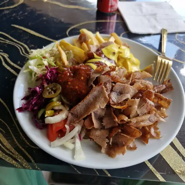 Talerz z kebapem, frytkami i surówkami