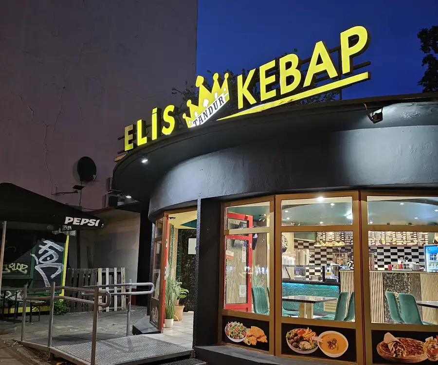 Witryna ELİS KEBAP ze złotym neonem