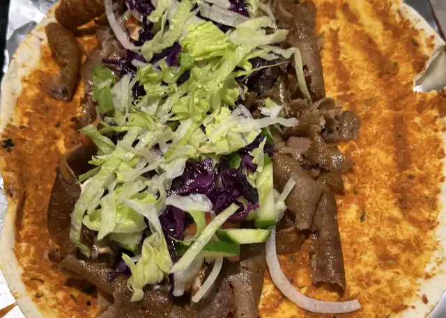 Kebap z surówkami na chlebie