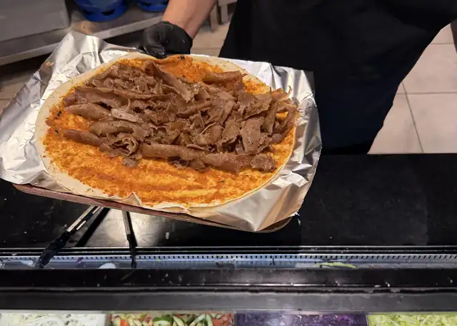 Lahmacun z mięsem na ladzie z surówkami
