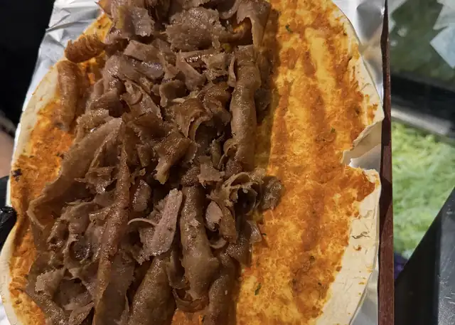 Kebap na chlebie, mięso krojone ze szpikulca
